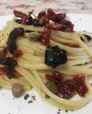 Spaghetti con Pomodori Secchi Sottolio, Capperi e Olive Nere