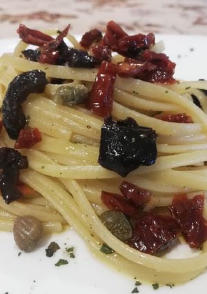 Foto di Spaghetti con Pomodori Secchi Sottolio, Capperi e Olive Nere