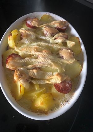 Une photo de Gratin pommes de terre saucisses fumées reblochon