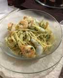 Linguini con camarón y calamar al ajillo
