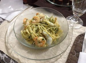 Una foto de Linguini con camarón y calamar al ajillo
