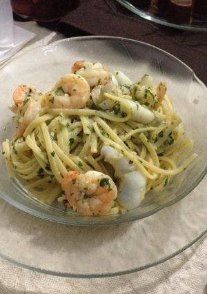 Una foto de Linguini con camarón y calamar al ajillo
