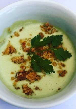 Une photo de Soupe d’avocat et granola salé