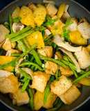 Đậu que xào nấm, thơm, đậu hũ