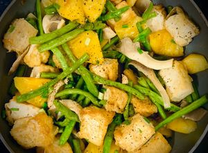 Hình của món Đậu que xào nấm, thơm, đậu hũ.