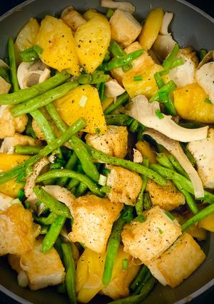 Hình của món Đậu que xào nấm, thơm, đậu hũ.