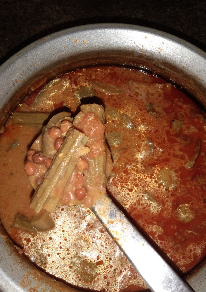சுண்டல்,முருங்கைக்காய், கத்திரிக்காய் புளிக்குழம்பு செய்முறை முக்கிய புகைப்படம்