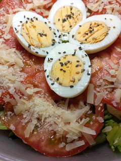 Una foto de Ensalada de Lechuga, Tomate, Queso y Huevo