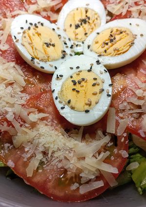 Una foto de Ensalada de Lechuga, Tomate, Queso y Huevo