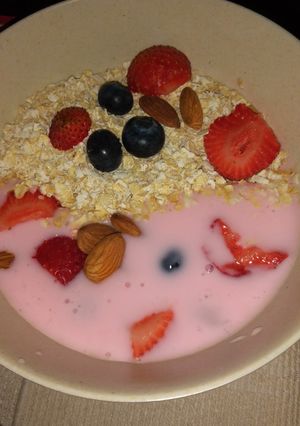 Una foto de Yogurt con avena y frutas