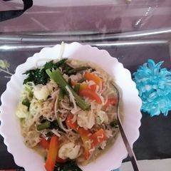 A picture of Mix Veg and egg noodles soup.