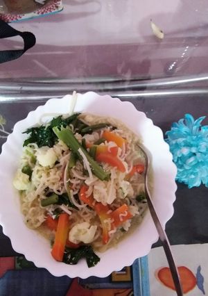 A picture of Mix Veg and egg noodles soup.