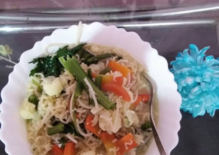 Mix Veg and egg noodles soup