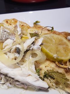 Una foto de Lubina a la espalda con lima y cilantro