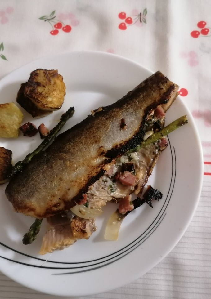 Una foto de Trucha al vino blanco con jamón y espárragos