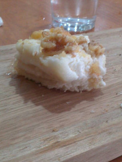 Una foto de Tosta de rulo de cabra con miel y nueces 🐐🍯