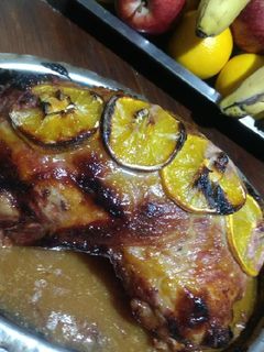 Una foto de Bondiola rellena con salsa de savora al horno