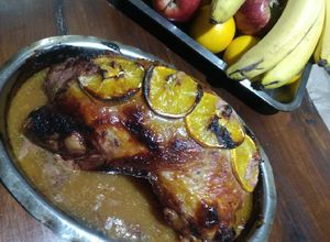Una foto de Bondiola rellena con salsa de savora al horno