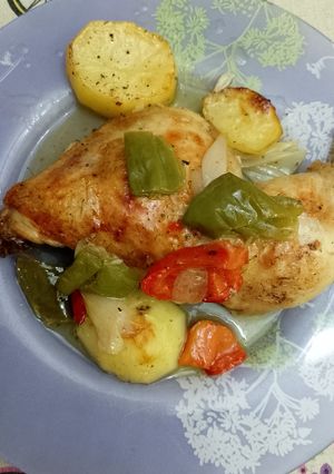 Una foto de Cuartos de pollo al horno con verduras