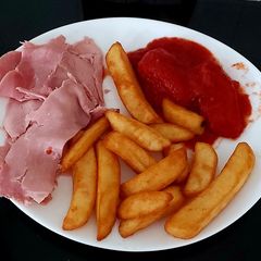 A picture of My Simple Cooked Ham, Homemade Chips & Tomatoes 🍅😋.