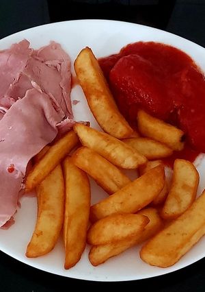 A picture of My Simple Cooked Ham, Homemade Chips & Tomatoes 🍅😋.