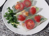 Rollito de arroz, kale, lechuga, tomate y pechuga