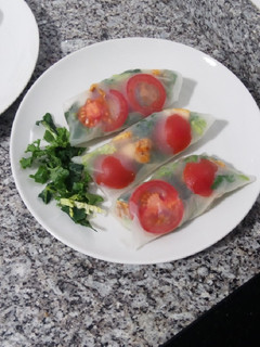 Una foto de Rollito de arroz, kale, lechuga, tomate y pechuga