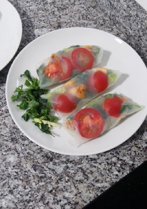 Una foto de Rollito de arroz, kale, lechuga, tomate y pechuga