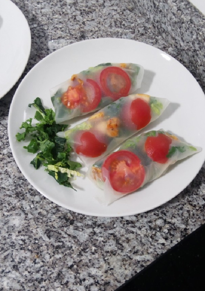 Una foto de Rollito de arroz, kale, lechuga, tomate y pechuga