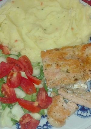 Lazac pürével és zöldségekkel 🐟🥔🍅🥒🌶️🥬 recept fotója