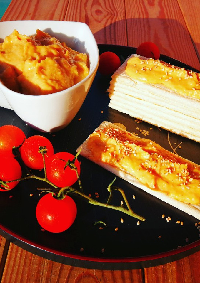 Una foto de Hummus especiado de alubia y boniato
