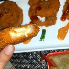 A picture of Cheesy onion rings.