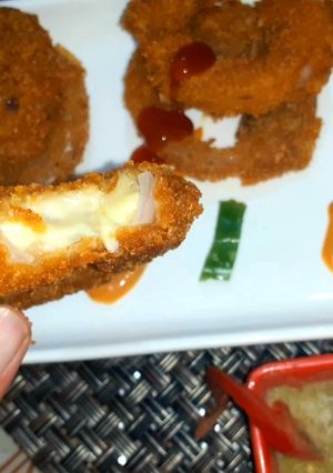 A picture of Cheesy onion rings.