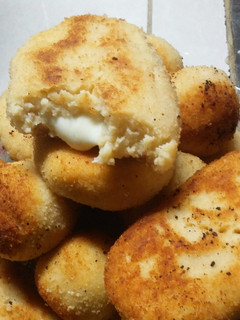 Una foto de Bombas de papa rellenas de queso y roquefort