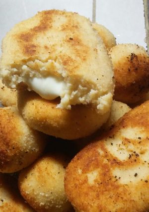 Una foto de Bombas de papa rellenas de queso y roquefort