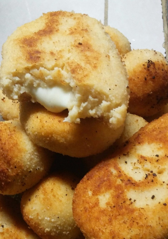 Una foto de Bombas de papa rellenas de queso y roquefort