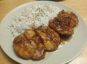 Una foto de contramuslos de pollo salsa teriyaki