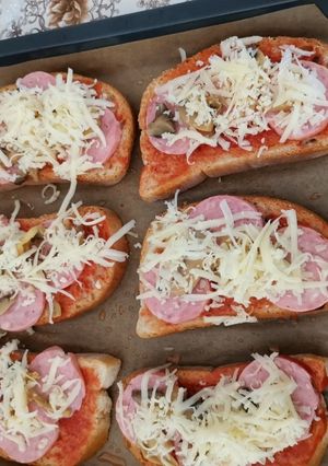 O poză a rețetei Pizza pe felii de pâine.