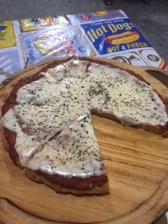 Una foto de Pizza de harina leudante, hecha en sartén! Súper fácil !!!