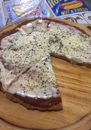 Una foto de Pizza de harina leudante, hecha en sartén! Súper fácil !!!
