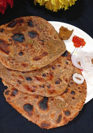बाजरे की गुड़ वाली रोटी रेसिपी मुख्य फोटो