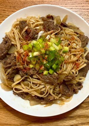 蒜味洋蔥牛肉炒麵 的食譜成品照片