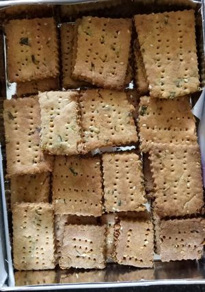 A picture of Besan and oats flour cookies.