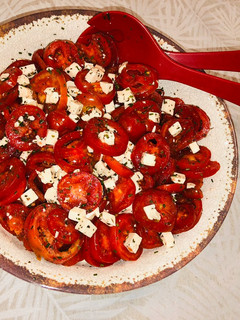 Una foto de Ensalada de tomates perita con queso fresco