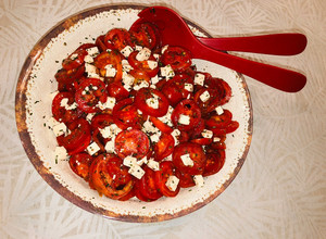 Una foto de Ensalada de tomates perita con queso fresco