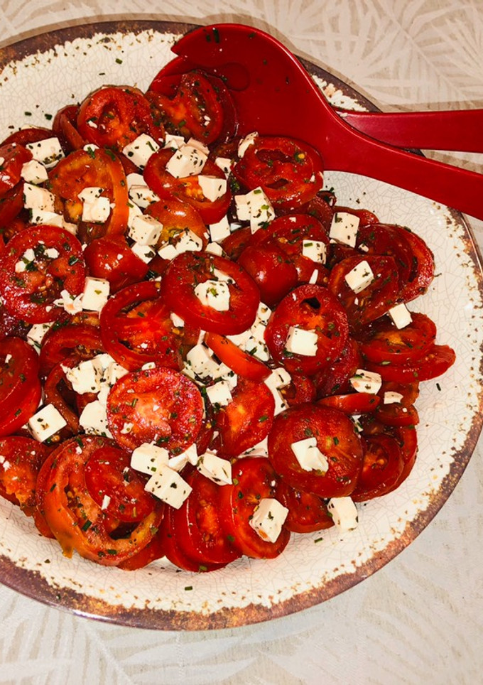 Una foto de Ensalada de tomates perita con queso fresco