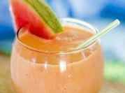 Una foto de licuado de papaya con leche