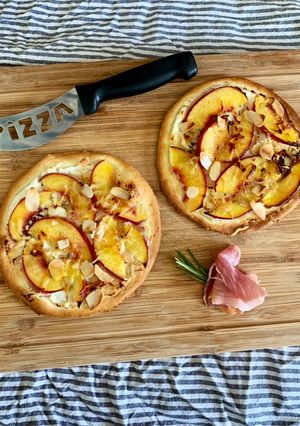 Une photo de ☆Mini Pizza Nectarine, Chèvre et Amandes☆