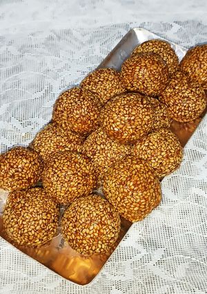 A picture of Til Gud Laddoo (Sesame and jaggery Laddoo).