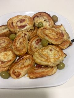 Una foto de Rollo de hojaldre con queso y jamón York